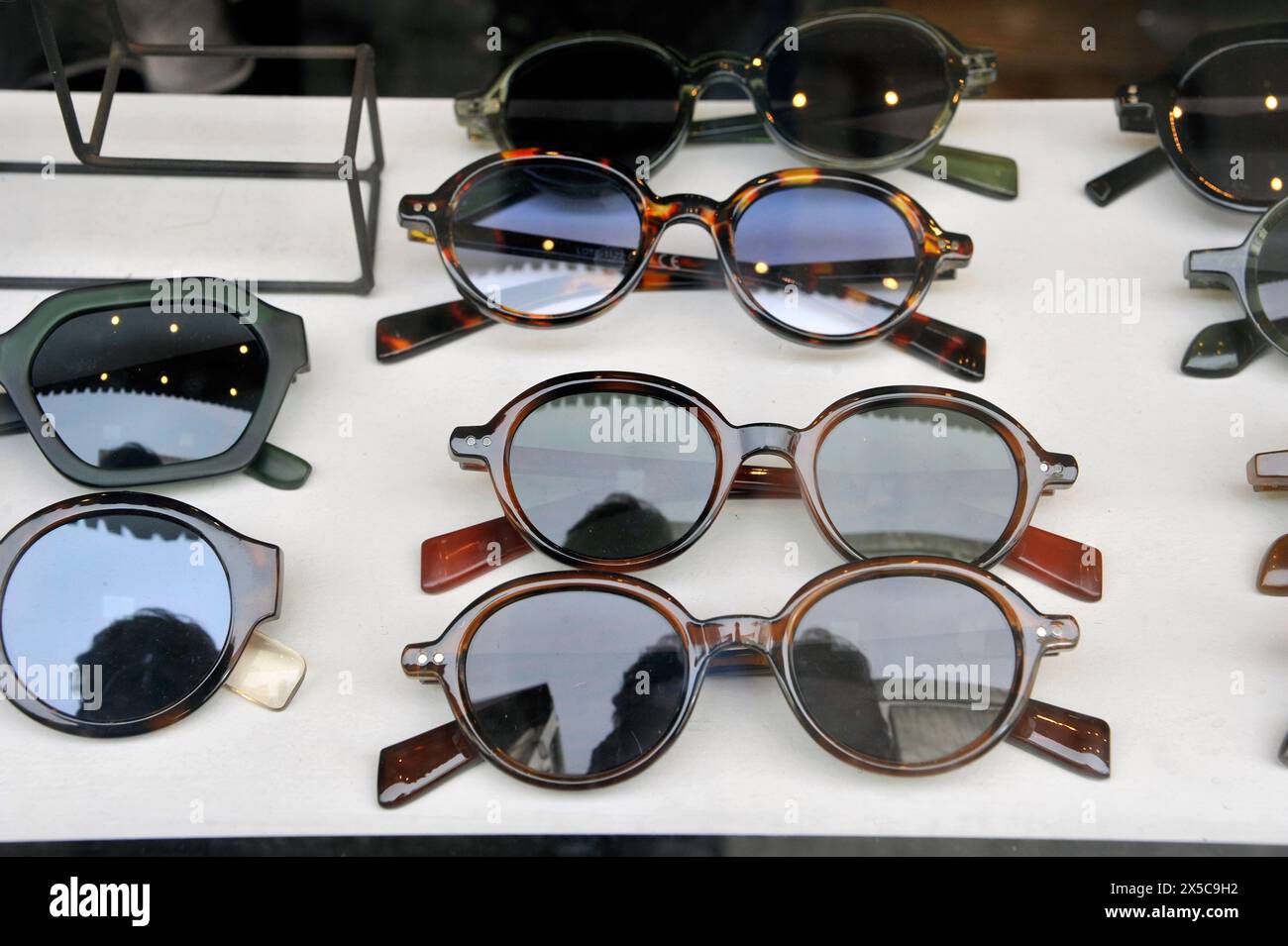 Esposizione di occhiali da sole nel negozio di ottica di Porto, Portogallo, Europa Foto Stock