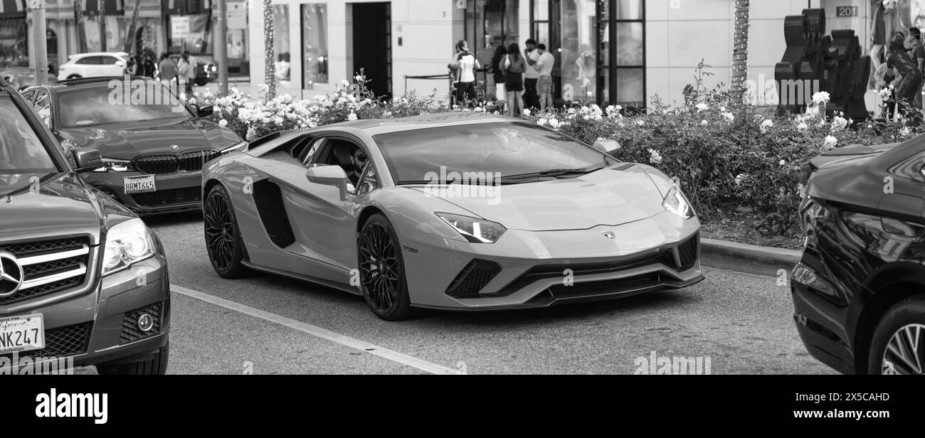 Los Angeles, California USA - 11 aprile 2021: Vista ad angolo di Blue Lamborghini Aventador. Foto Stock