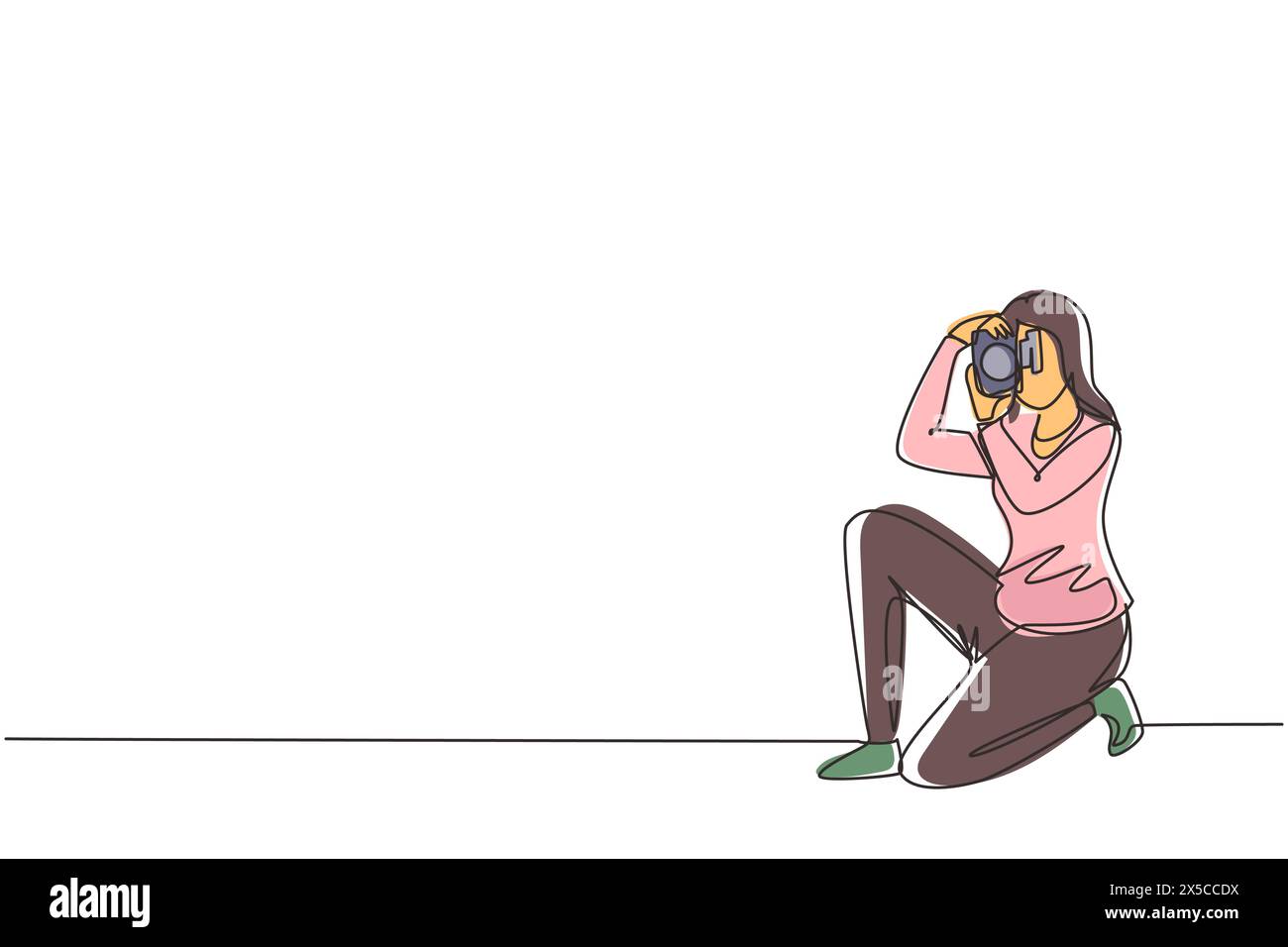 Disegno continuo su una sola linea il fotografo felice sta scattando foto con la fotocamera reflex digitale. Personaggio femminile in piedi per tutta la lunghezza e riprese. Fotograp. Studio Illustrazione Vettoriale