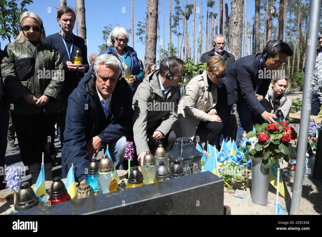 REGIONE DI KIEV, UCRAINA - 8 MAGGIO 2024 - i membri di una delegazione straniera visitano il Memoriale degli Angeli della Vittoria, dedicato ai soldati ucraini caduti nella battaglia di Moshchun durante la fase iniziale dell'invasione russa dell'Ucraina, nell'ambito del secondo Vertice internazionale delle città e delle regioni, Moshchun, regione di Kiev, Ucraina settentrionale. Foto Stock