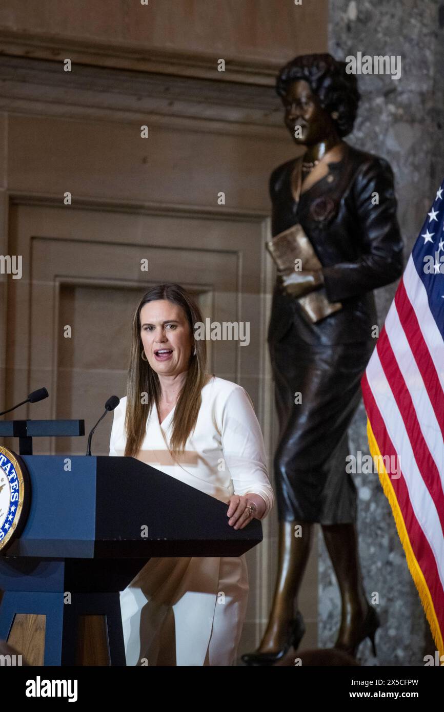 Washington, Stati Uniti d'America. 8 maggio 2024. Il governatore dell'Arkansas Sarah Huckabee Sanders (repubblicana) offre osservazioni mentre i leader del Congresso ospitano una cerimonia di dedica della statua in onore di Daisy Bates dell'Arkansas, nella Statuary Hall del Campidoglio degli Stati Uniti a Washington, DC, mercoledì 8 maggio 2024. Credito: Rod Lamkey/CNP/Sipa USA credito: SIPA USA/Alamy Live News Foto Stock