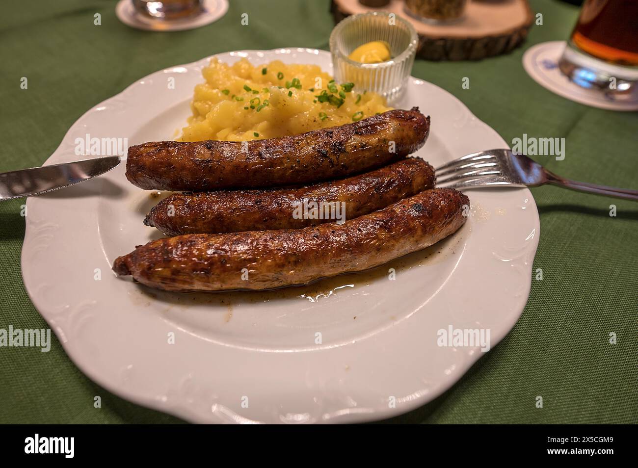 Tre salsicce della Franconia con insalata di patate e Sinapis, servite in un pub, Franconia, Baviera, Germania Foto Stock