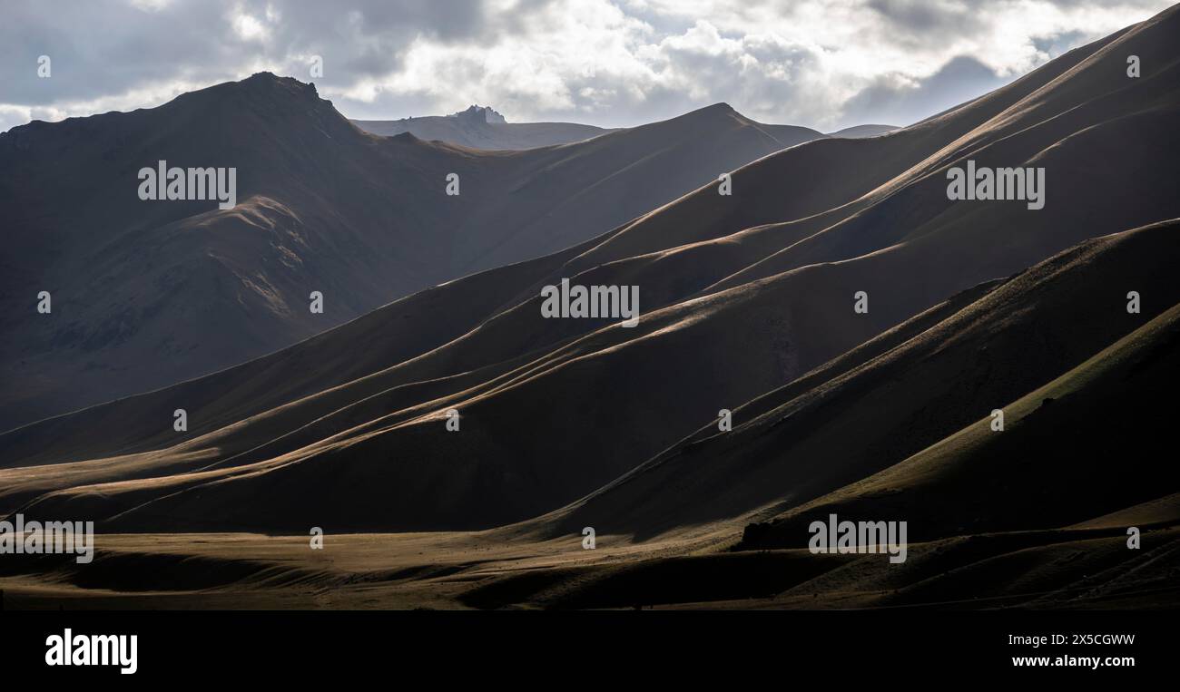 Profilo montano e colline alla luce del sole, paesaggio montano spettacolare, Tian Shan, Sky Mountains, Sary Jaz Valley, Kirghizistan Foto Stock
