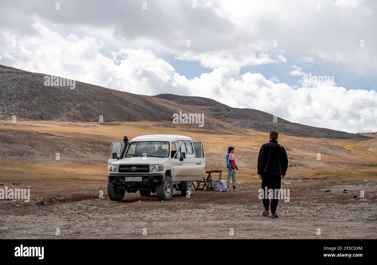 Campeggio con un veicolo fuoristrada, Kara-Say, Tian Shan, Kirghizistan Foto Stock