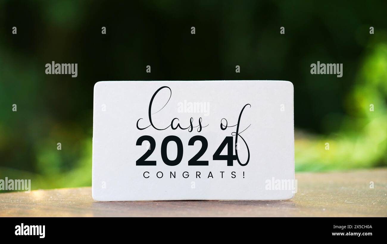 Classe di carta 2024 con sfondo bokeh. Senior 2024. congratulazioni, laureati. Foto Stock