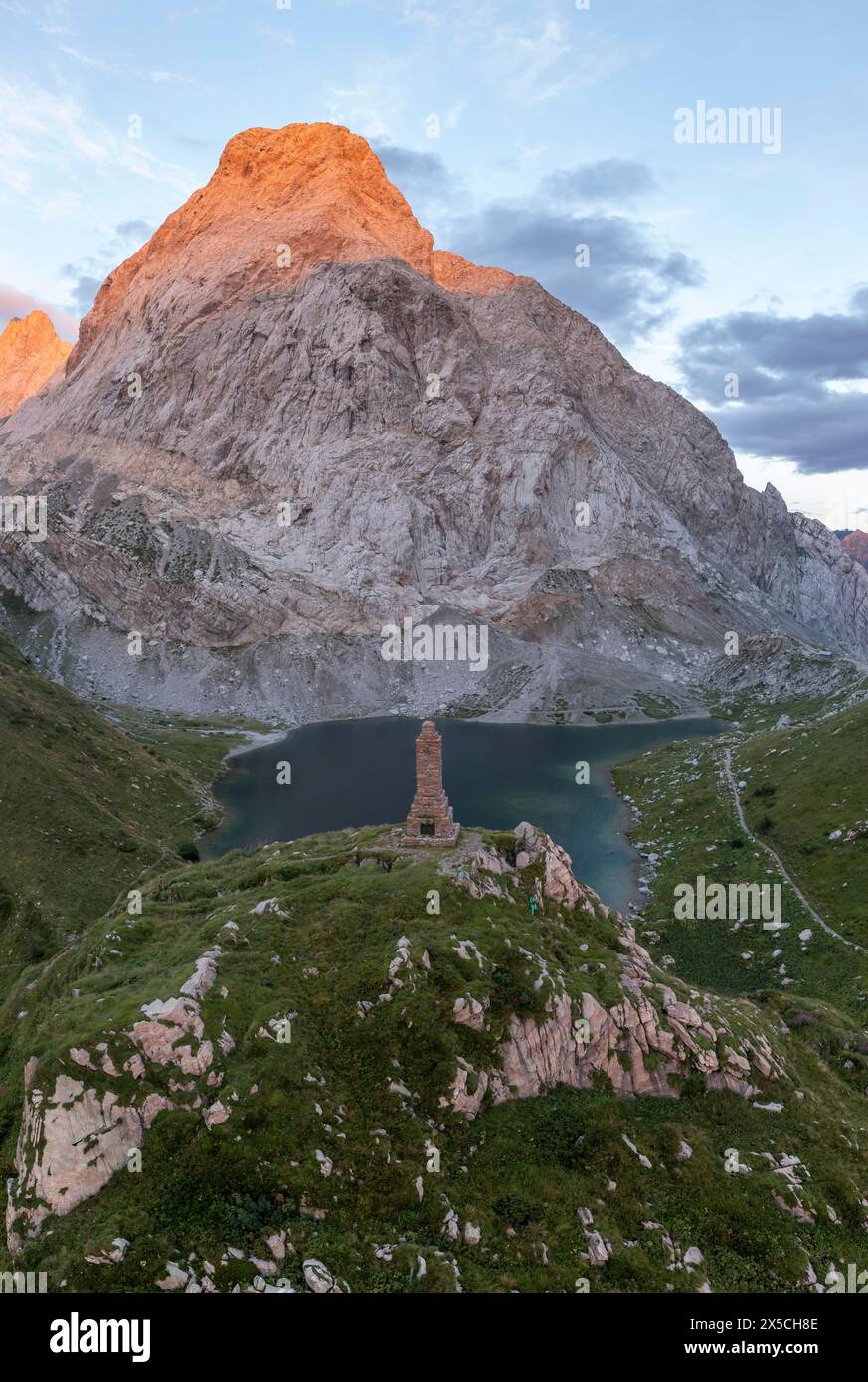 Vista aerea, lago Wolayersee con statua commemorativa, Alpi Carniche, cresta principale delle Alpi Carniche, Austria Foto Stock