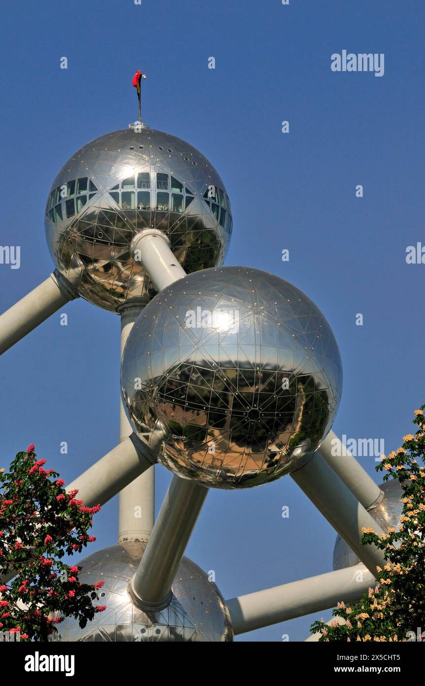 Atomium, costruito nel 1958 per l'esposizione Mondiale, utilizza nove atomi per rappresentare la cellula elementare cubica centrata sul corpo di una struttura in cristallo di ferro Foto Stock