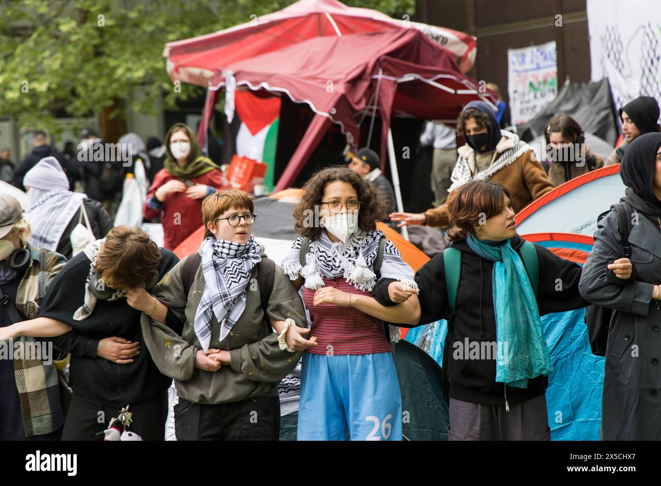 Catena umana durante l'occupazione del cortile della libera Università di Berlino da parte di attivisti filo-palestinesi. Alcuni dei circa 150 Foto Stock