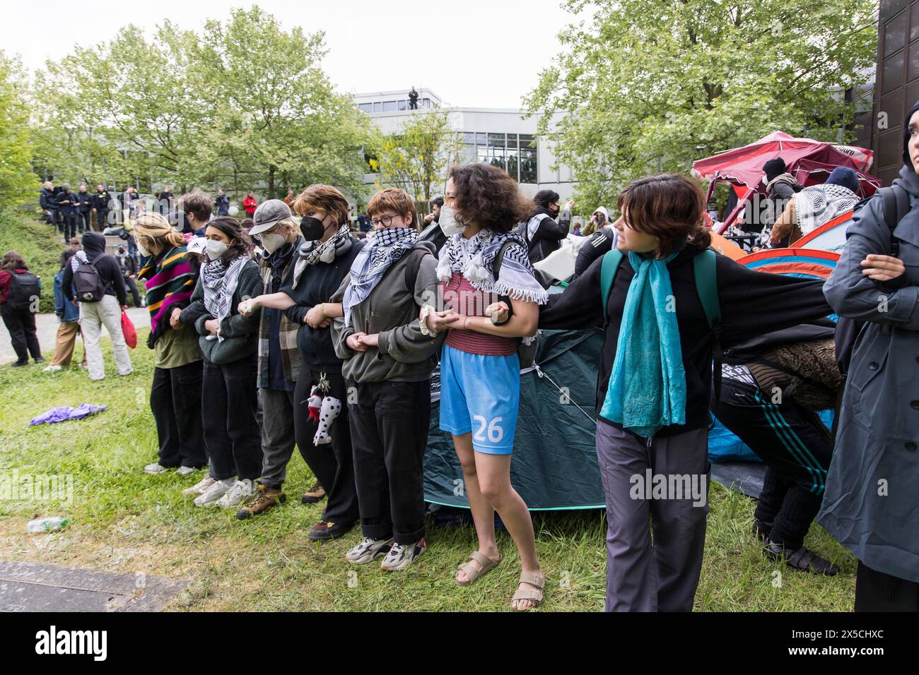 Catena umana durante l'occupazione del cortile della libera Università di Berlino da parte di attivisti filo-palestinesi. Alcuni dei circa 150 Foto Stock