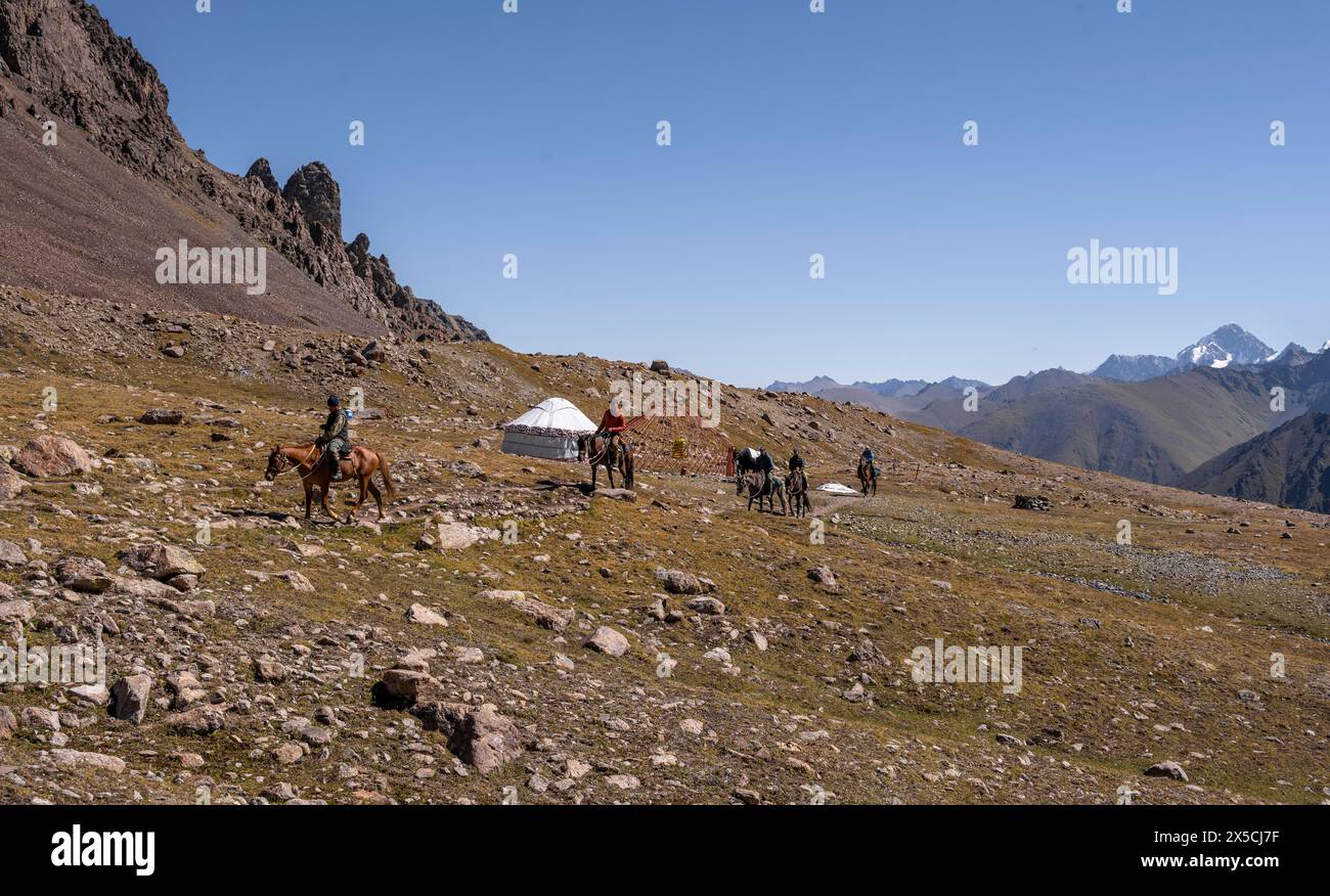 Escursionisti e yurt nell'alta valle, Keldike Valley sulla strada per il passo Ala Kul, i monti Tien Shan, Kirghizistan Foto Stock