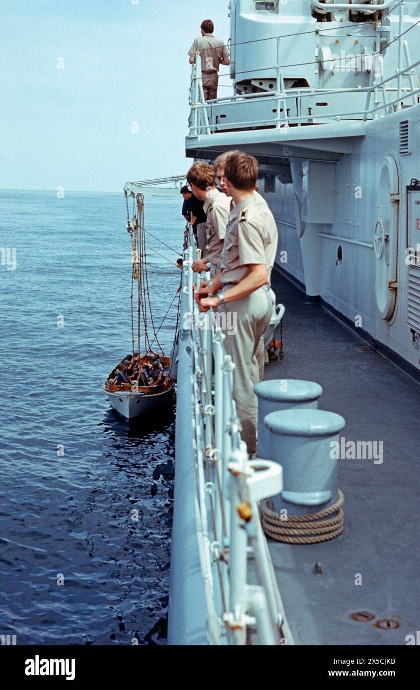 Cutter Maneuver, Soldiers, 56th foreign training voyage, training ship Germany, German Navy, Atlantic, luglio 1982, vintage, retrò, vecchio, storico Foto Stock