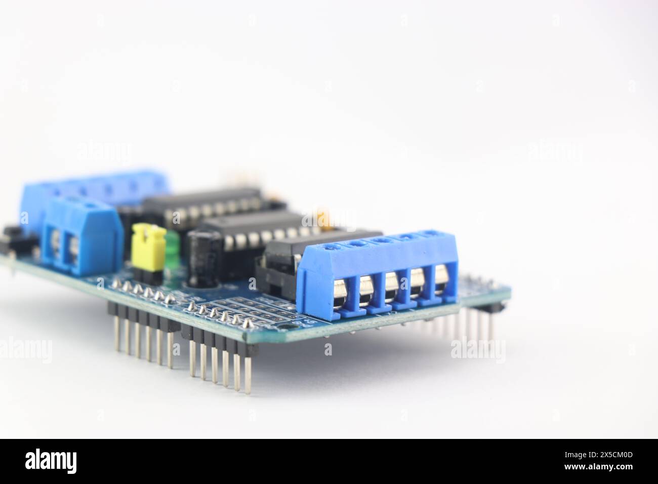 schermatura del modulo servoazionamento che consente il collegamento di servomotori e motori passo-passo al microcontrollore isolato su sfondo bianco Foto Stock
