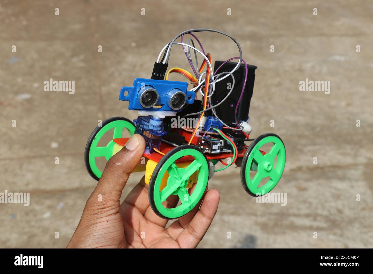 Progetto di auto robotizzate realizzato utilizzando la tecnologia di stampa 3d e l'uso di diversi componenti elettronici tenuti in mano Foto Stock