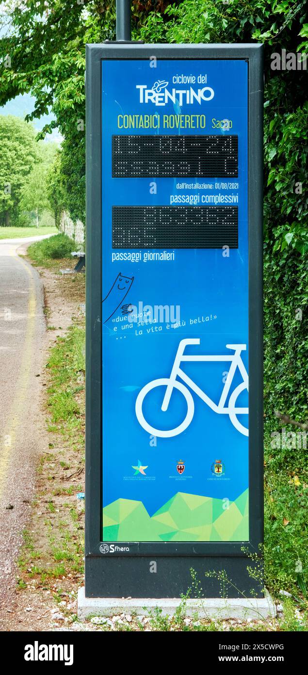 Bolzano, Italia, 15 aprile 2024: Contatori elettronici automatici su via Claudia Augusta in Trentino Foto Stock