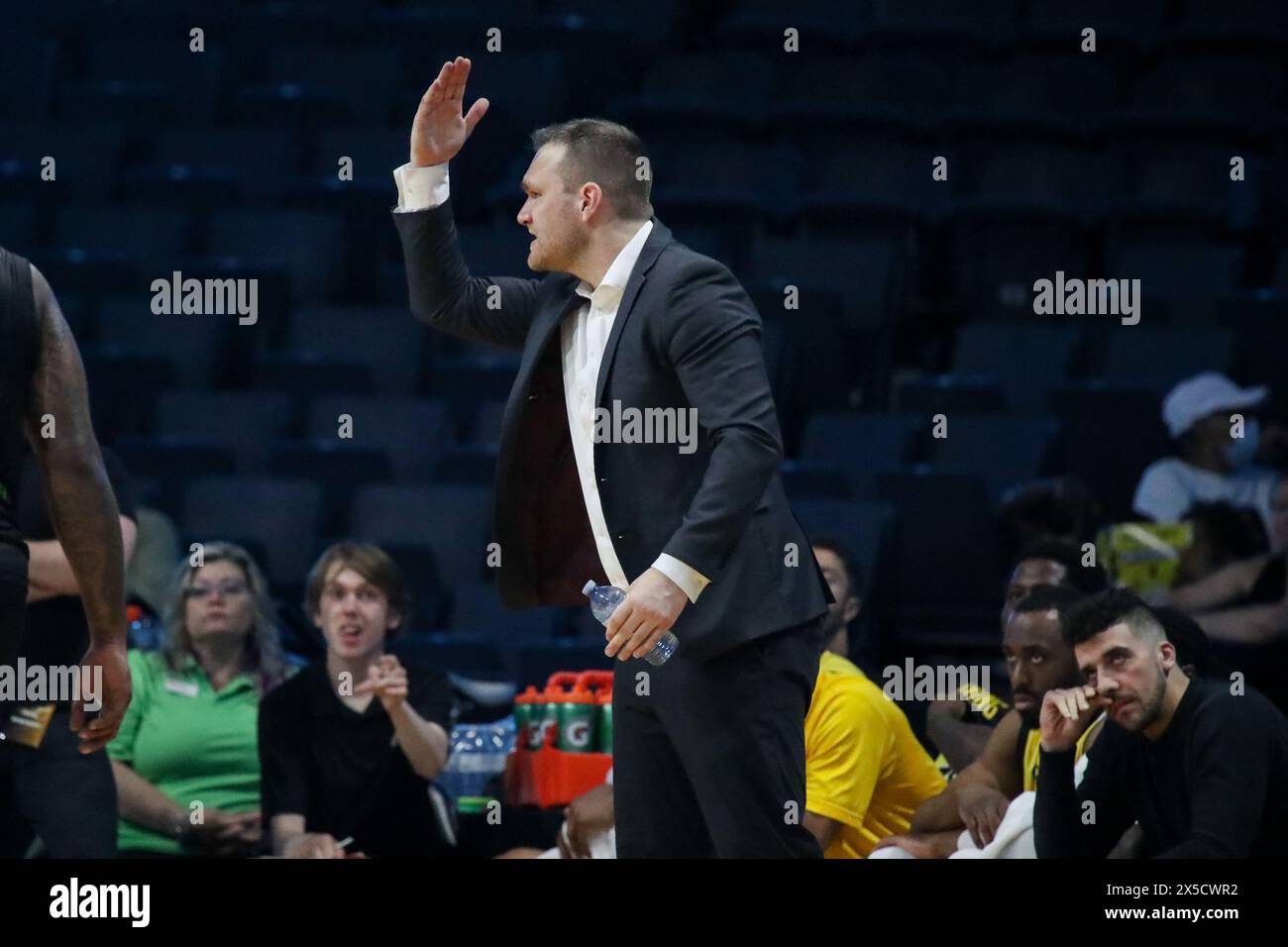 Londra, Canada. 8 maggio 2024. I Sudbury 5 sconfissero i London Lightning 128-118 in gara 3 dei playoff di semifinale della BSL. Londra è in testa al meglio della serie 5 2-1. Doug Plumb (Coach) del London Lightning sconvolto dopo una chiamata durante il secondo trimestre. Crediti: Luke Durda/Alamy Live News Foto Stock