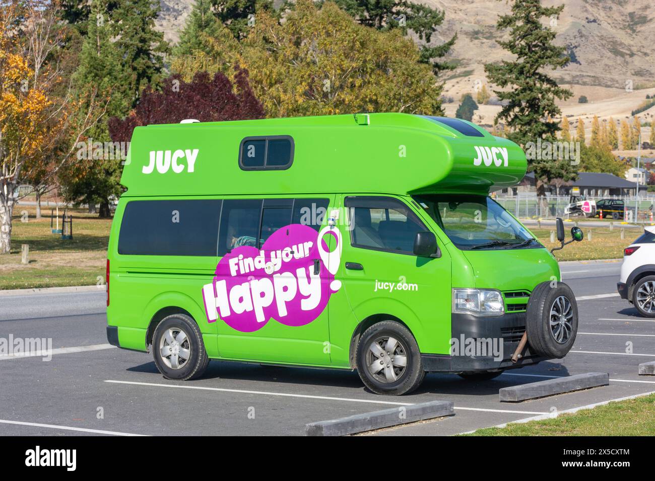 Jucy noleggia un camper parcheggiato sul lungolago, Wānaka, Otago, South Island, nuova Zelanda Foto Stock