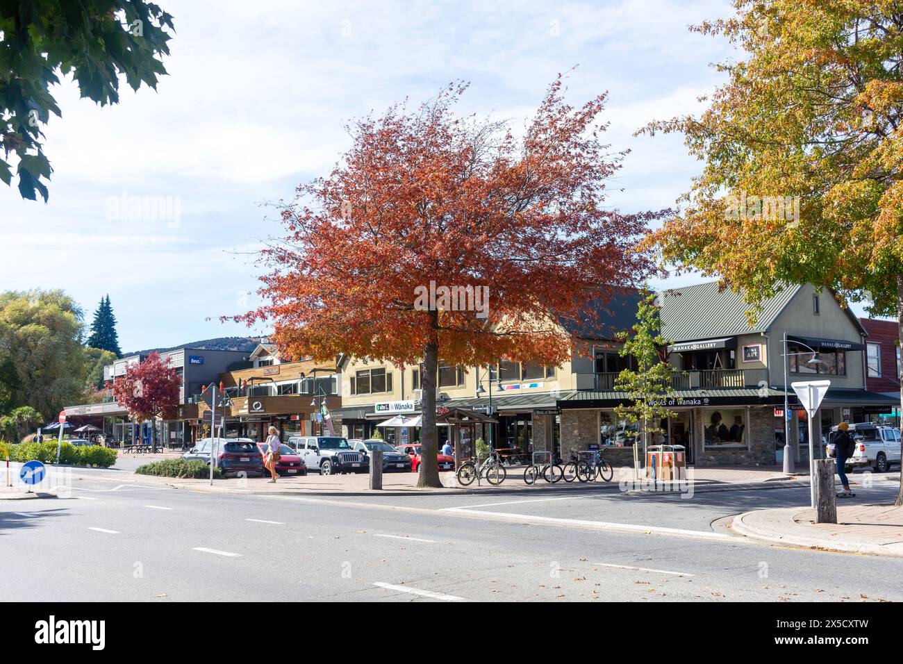 Negozi e caffetterie sul lungolago, Ardmore Street, Wānaka, Otago, South Island, nuova Zelanda Foto Stock