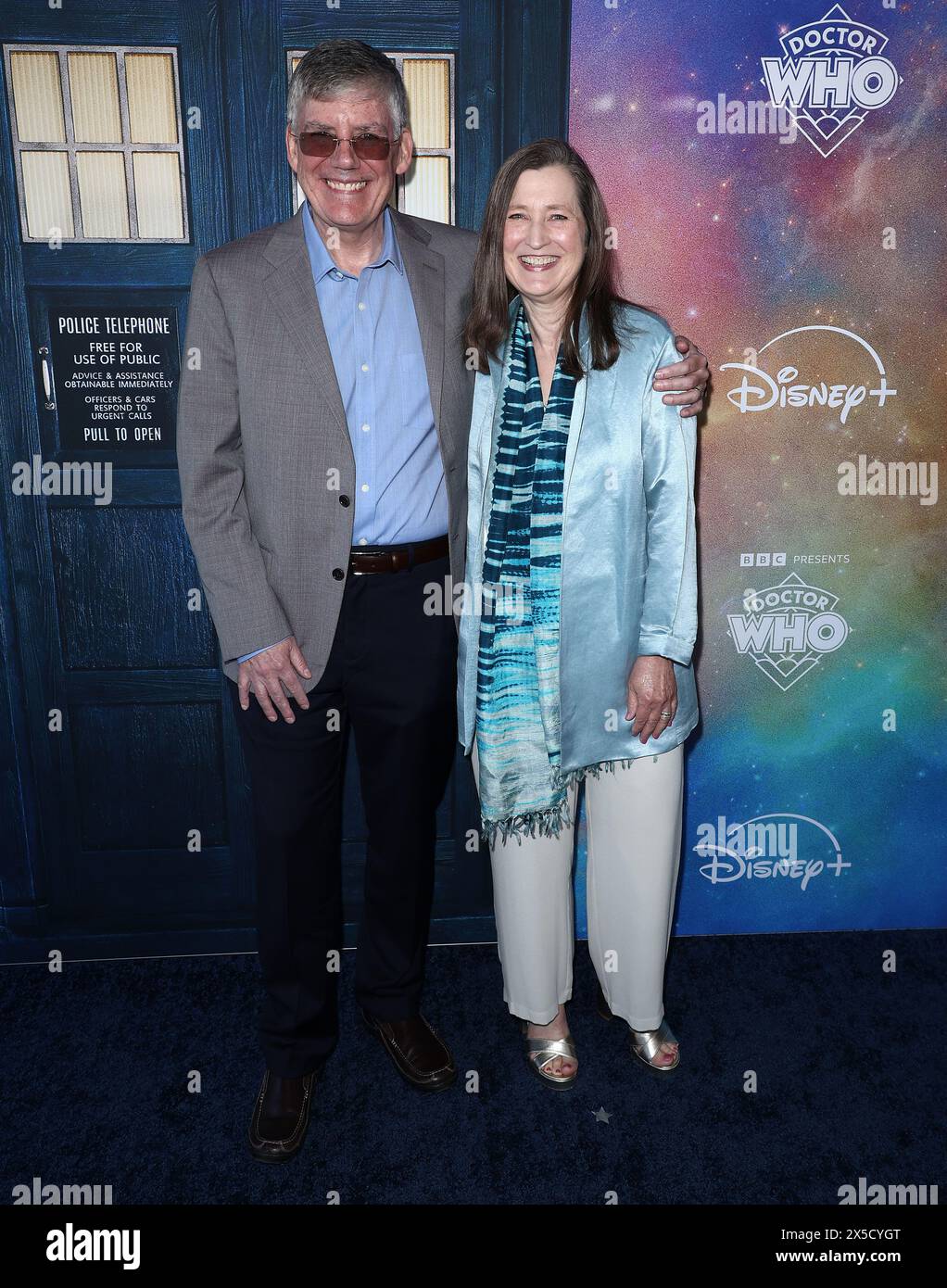 Hollywood, Stati Uniti. 8 maggio 2024. Rick Riordan, Becky Riordan arriva alla premiere di DOCTOR WHO tenuto alla NeueHouse di Hollywood, CALIFORNIA, mercoledì 8 maggio 2024. (Foto di Juan Pablo Rico/Sipa USA) credito: SIPA USA/Alamy Live News Foto Stock