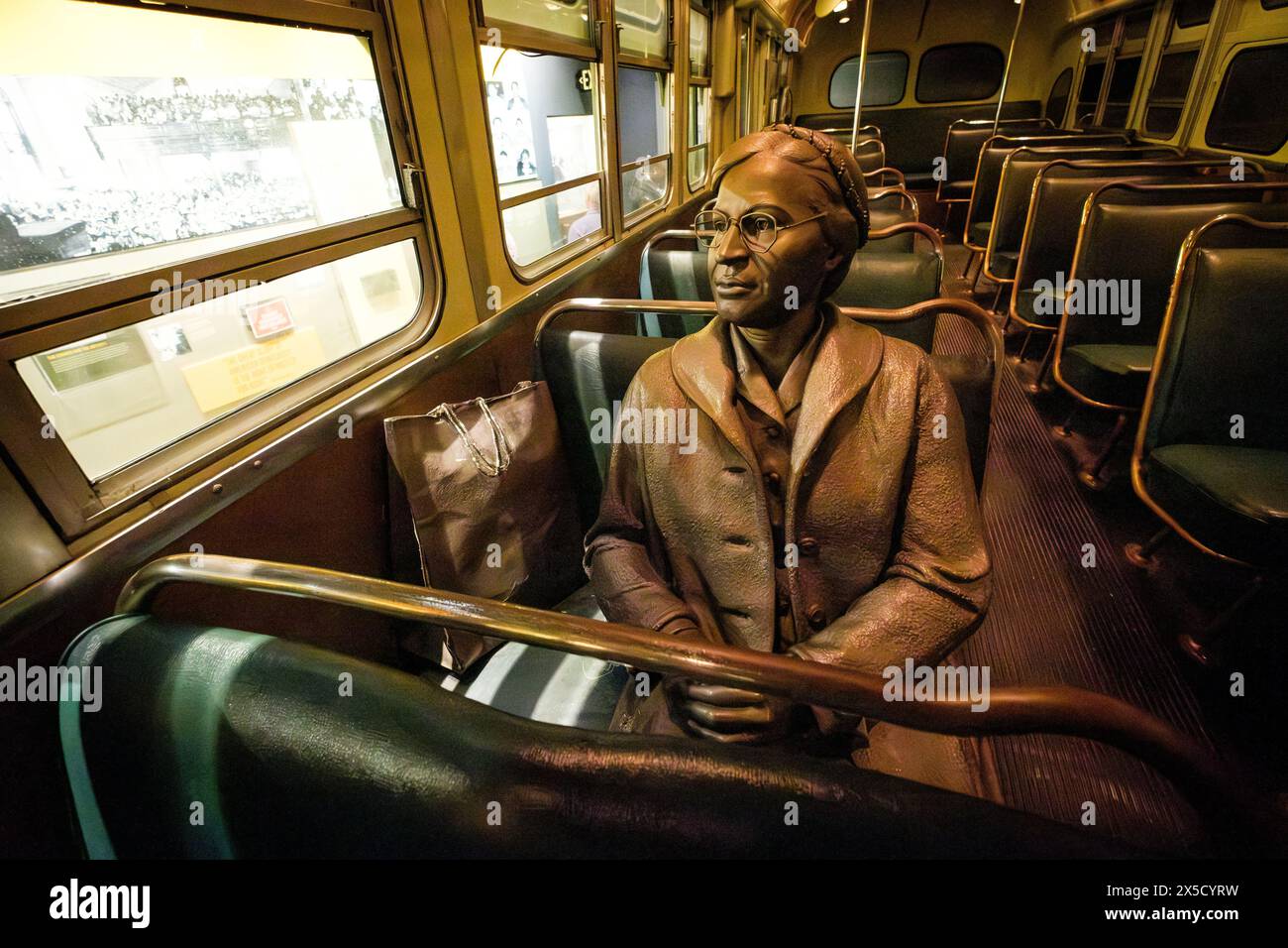 Statua al National Civil Rights Museum di Memphis, Tennessee, raffigura Rosa Parks e l'inizio del boicottaggio degli autobus di Montgomery, Alabama, nel 1955-56. Foto Stock