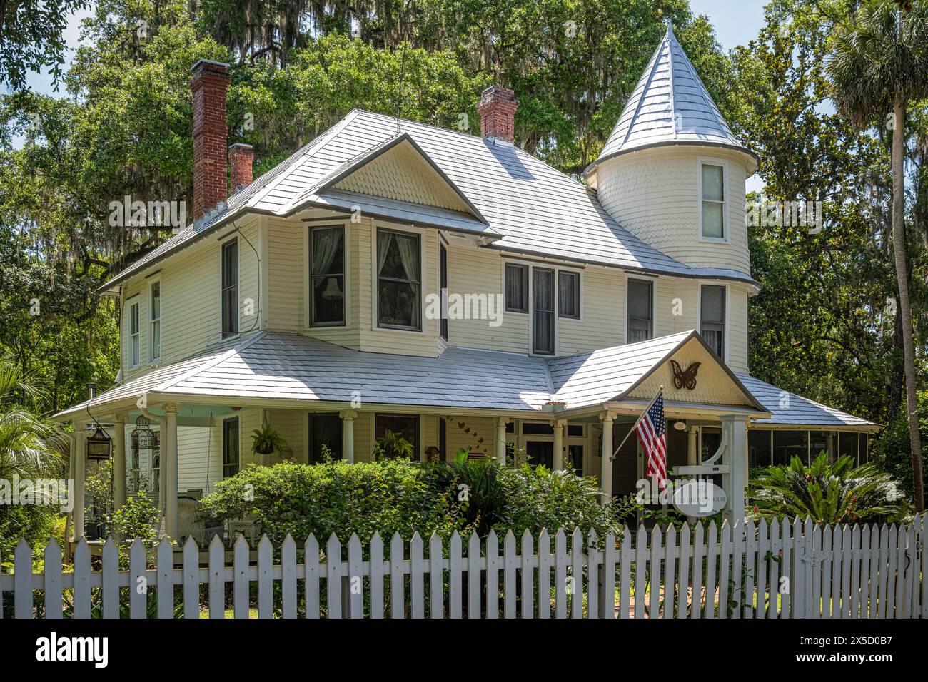The Simonton House, c1910, una casa in stile Queen Anne con veranda avvolgente nel centro di Micanopy, Florida. (USA) Foto Stock