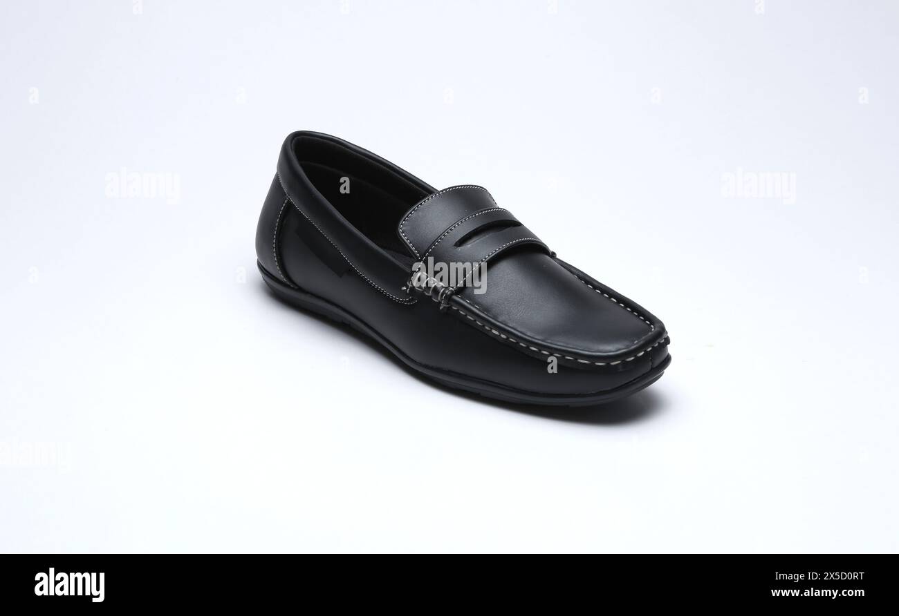 mocassini in pelle nera con scarpe a sfilamento isolate Foto Stock