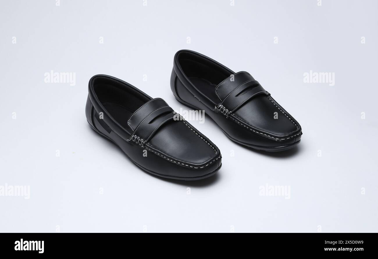 mocassini in pelle nera con scarpe a sfilamento isolate Foto Stock