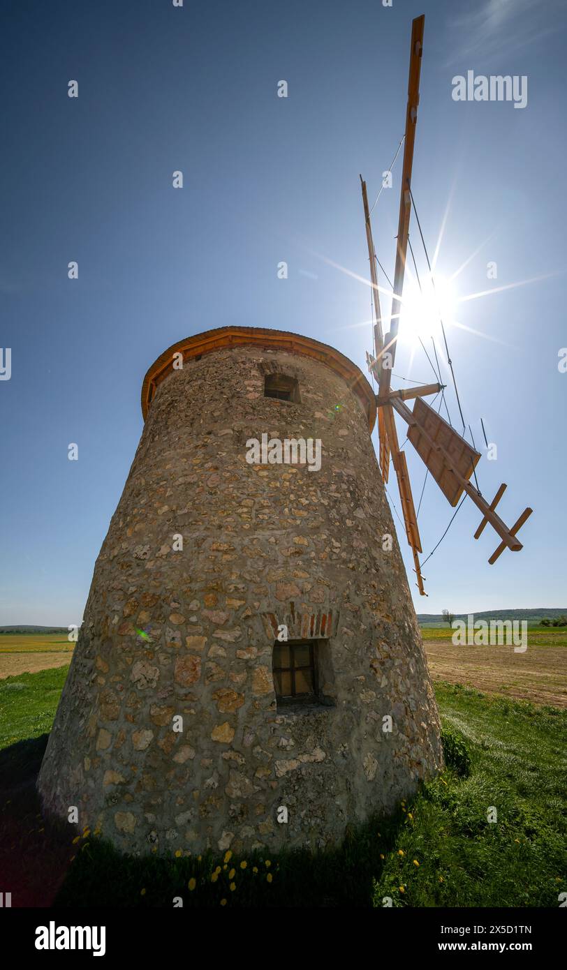 Mulini a vento del villaggio di te il nome ungherese è tesi szelmalmok. I vecchi mulini a vento sono monumenti visitabili gratuitamente nella contea di Veszprem. Vicino al monte Bakony Foto Stock