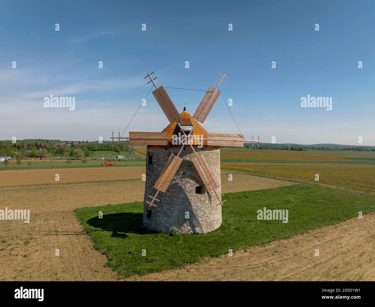 Mulini a vento del villaggio di te il nome ungherese è tesi szelmalmok. I vecchi mulini a vento sono monumenti visitabili gratuitamente nella contea di Veszprem. Vicino al monte Bakony Foto Stock