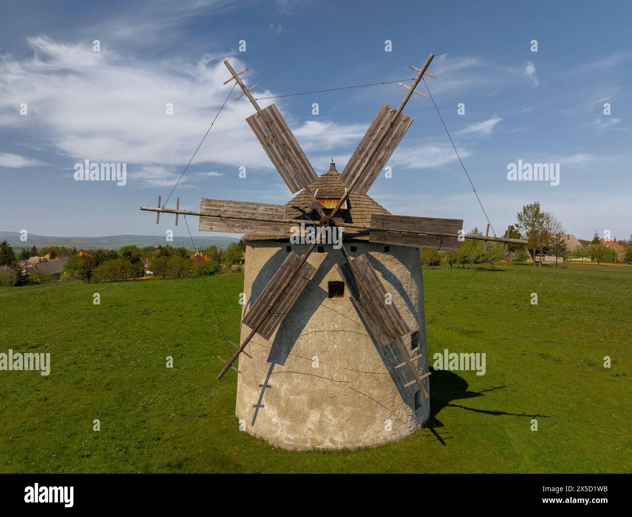 Mulini a vento del villaggio di te il nome ungherese è tesi szelmalmok. I vecchi mulini a vento sono monumenti visitabili gratuitamente nella contea di Veszprem. Vicino al monte Bakony Foto Stock