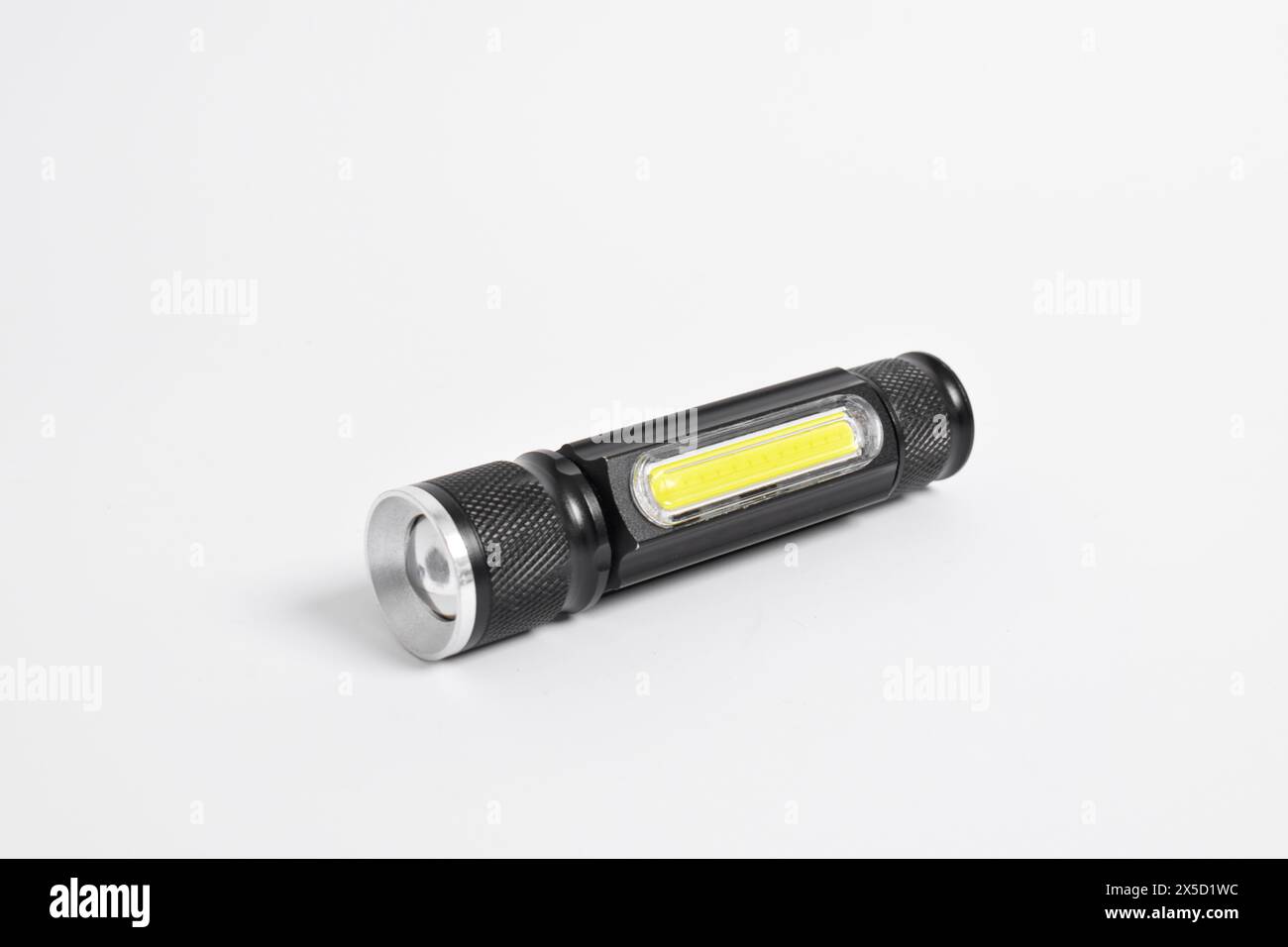 Moderna torcia a LED in metallo di colore nero isolata su sfondo bianco. Torcia portatile, torcia da campeggio a LED Foto Stock
