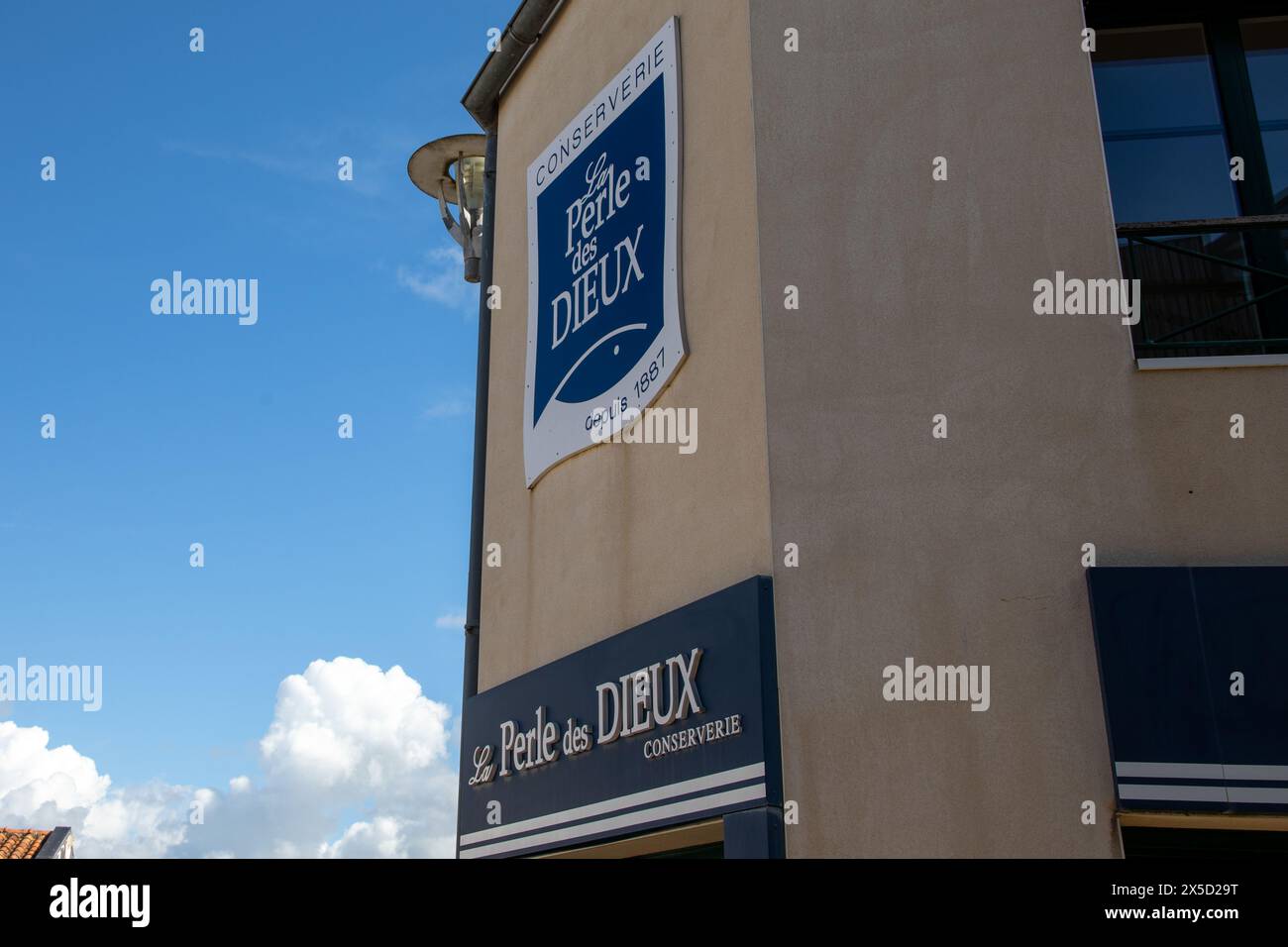 Bordeaux , Francia - 04 29 2024 : il marchio della perle des dieux e il cartello di testo negozio perla della catena degli dei cannery store facciata di ingresso a parete Breton f Foto Stock