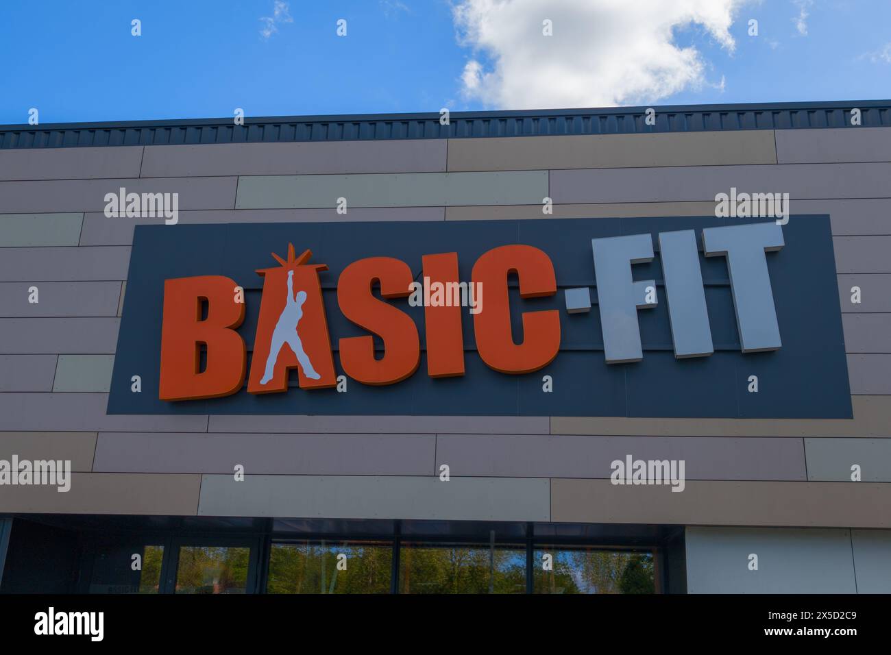 Bordeaux , Francia - 04 29 2024 : logo Basic Fit insegna sportiva fitness club e testo marchio sulla facciata della palestra Basic-FIT ingresso catena Foto Stock