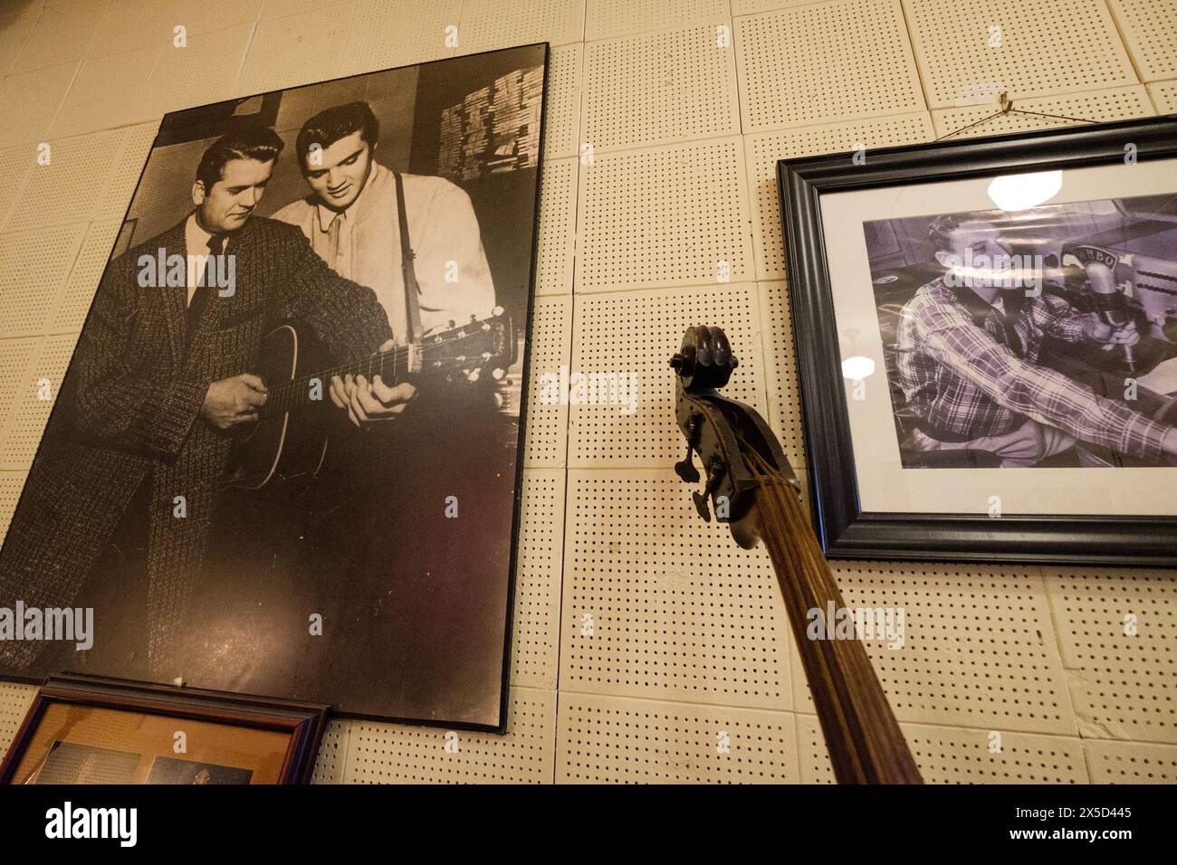 Sam Phillips e Elvis Presley in foto al Sun Studio di Memphis, Tennessee, USA. Foto Stock