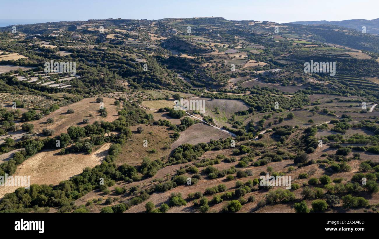 Vista aerea del paesaggio agricolo nella valle di Ezousa, Amargiti, regione di Paphos, Cipro Foto Stock