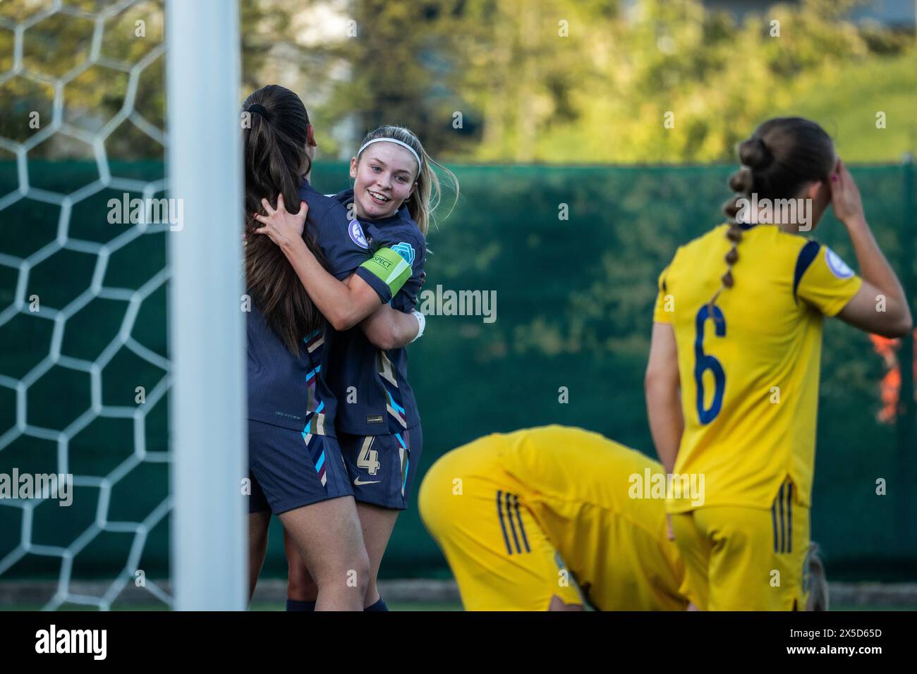 Lund, Svezia. 8 maggio 2024. Isabella Fisher (9) dell'Inghilterra segna per il 1-3 durante la partita del Campionato EUROPEO Under-17 UEFA tra Svezia e Inghilterra a Klostergaardens Idrottsplats a Lund. (Photo Credit: Gonzales Photo/Alamy Live News Foto Stock