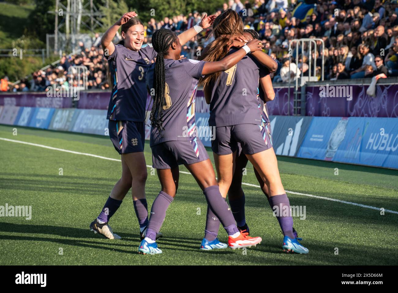 Lund, Svezia. 8 maggio 2024. Celebrazione tra le giocatrici inglesi durante la partita del Campionato EUROPEO Under-17 UEFA tra Svezia e Inghilterra al Klostergaardens Idrottsplats di Lund. (Photo Credit: Gonzales Photo/Alamy Live News Foto Stock