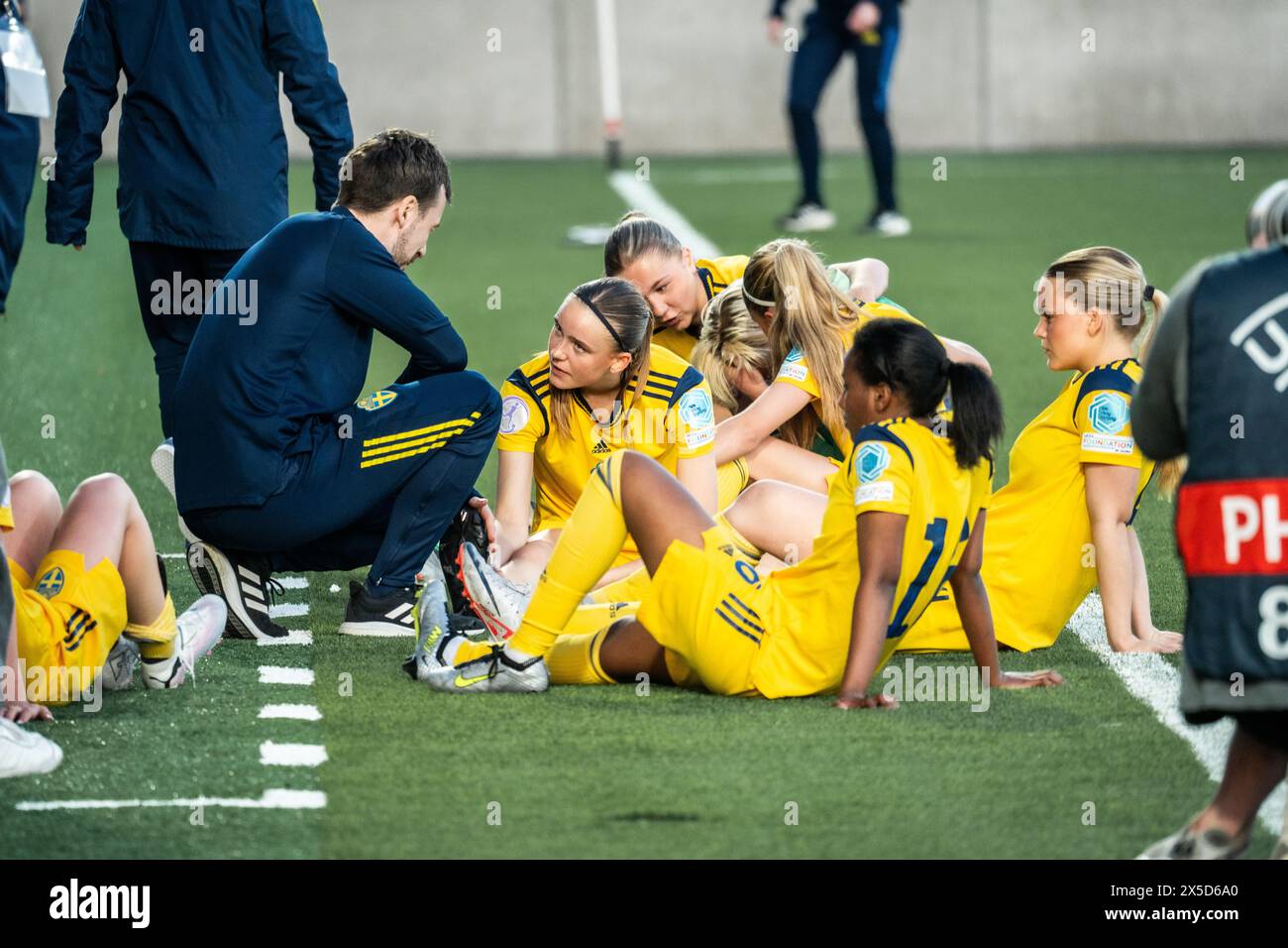 Lund, Svezia. 8 maggio 2024. Le giocatrici svedesi ottengono un rapporto dopo la partita del Campionato EUROPEO Under-17 UEFA tra Svezia e Inghilterra al Klostergaardens Idrottsplats di Lund. (Photo Credit: Gonzales Photo/Alamy Live News Foto Stock