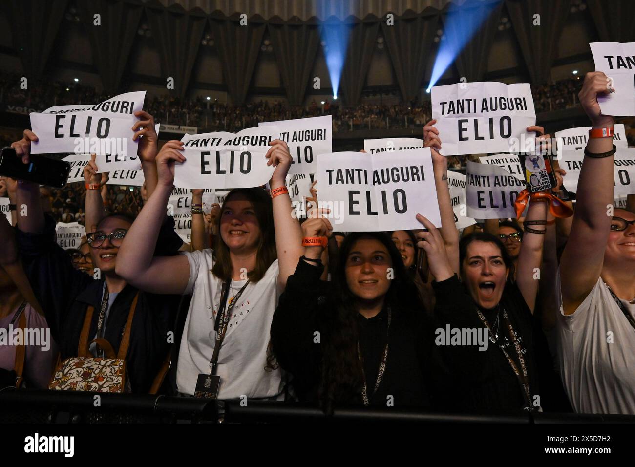 Roma, Italia. 8 maggio 2024. I fan si godranno il Pinguini attici Nucleari Fake News Indoor Tour PALASPORT 2024 al Palazzo dello Sport di Roma, Italia, l'8 maggio 2024. (Foto di Domenico Cippitelli/NurPhoto) credito: NurPhoto SRL/Alamy Live News Foto Stock