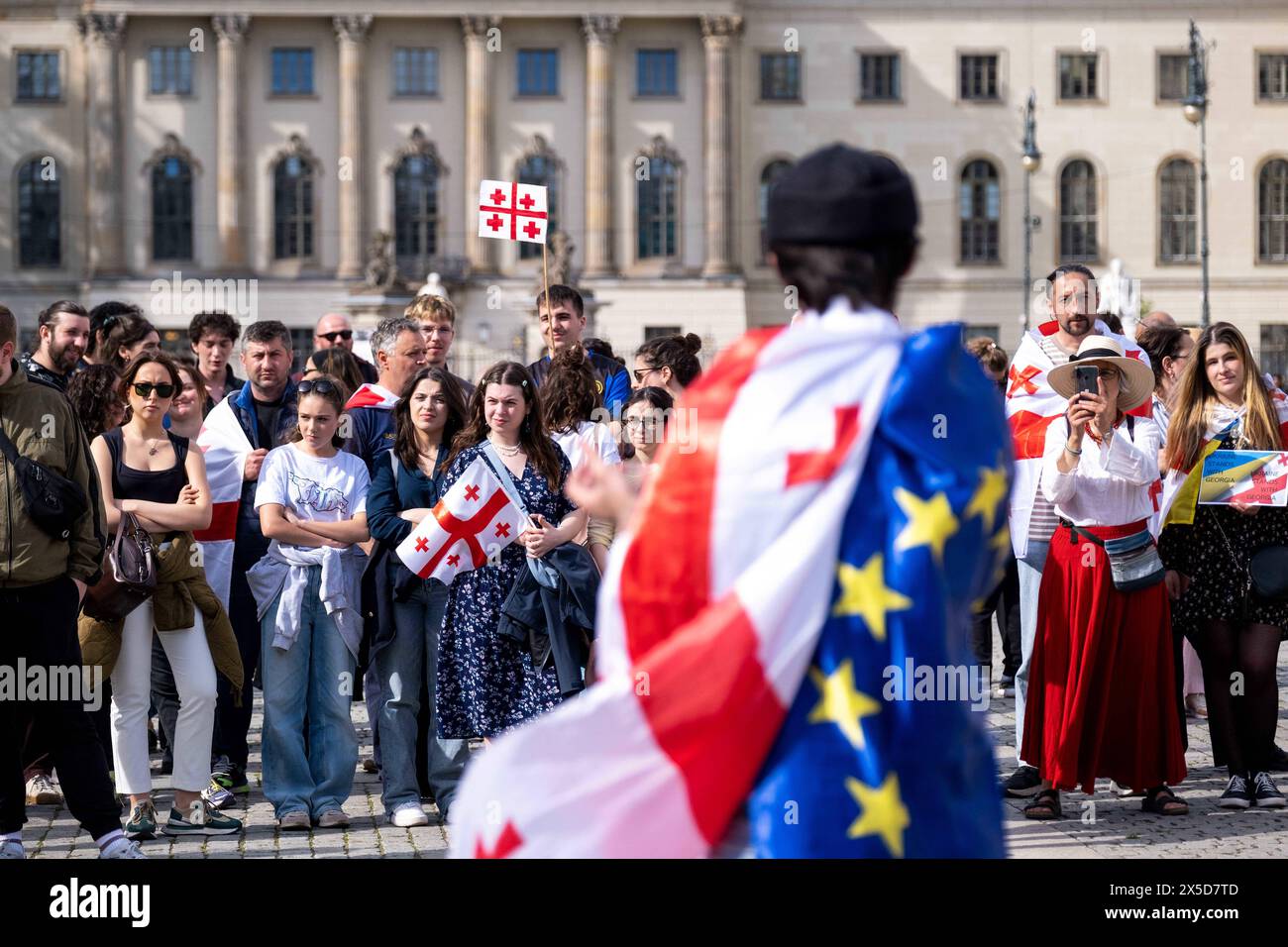 Etwa 200 Personen demonstrieren a Berlino mit einer Kundgebung gegen den Gesetzentwurf über ausländische Agenten bzw. Zur Transparenz über ausländischen Einfluss a Georgien. Die Demonstranten befürchten eine Annährung Georgiens an Russland mit der dort ähnlichen Gesetzgebung, bei der Medien und Nichtregierungsorganizationen verpflichtet sind, sich in ein Register Ausländischer Agenten aufnehmen zu lassen, wenn Sie finanzielle Mittel aus dem Ausland erhalten. / Circa 200 persone manifestano a Berlino con una manifestazione contro il progetto di legge sugli agenti stranieri o la trasparenza sull'influenza straniera in Foto Stock