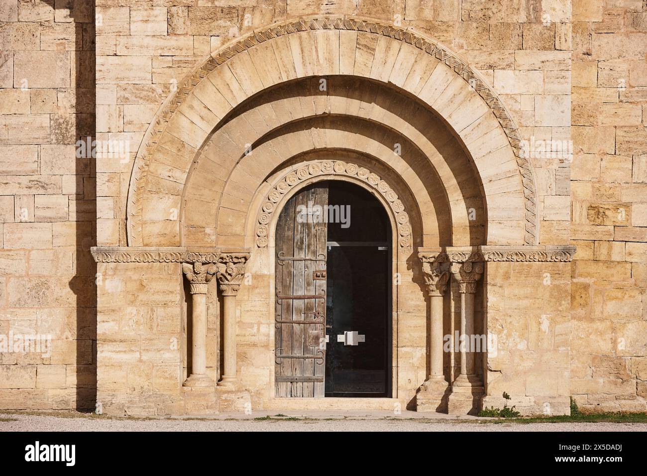 Portico romanico di Santa Maria de Porqueres. Lago Banyoles. Girona Foto Stock