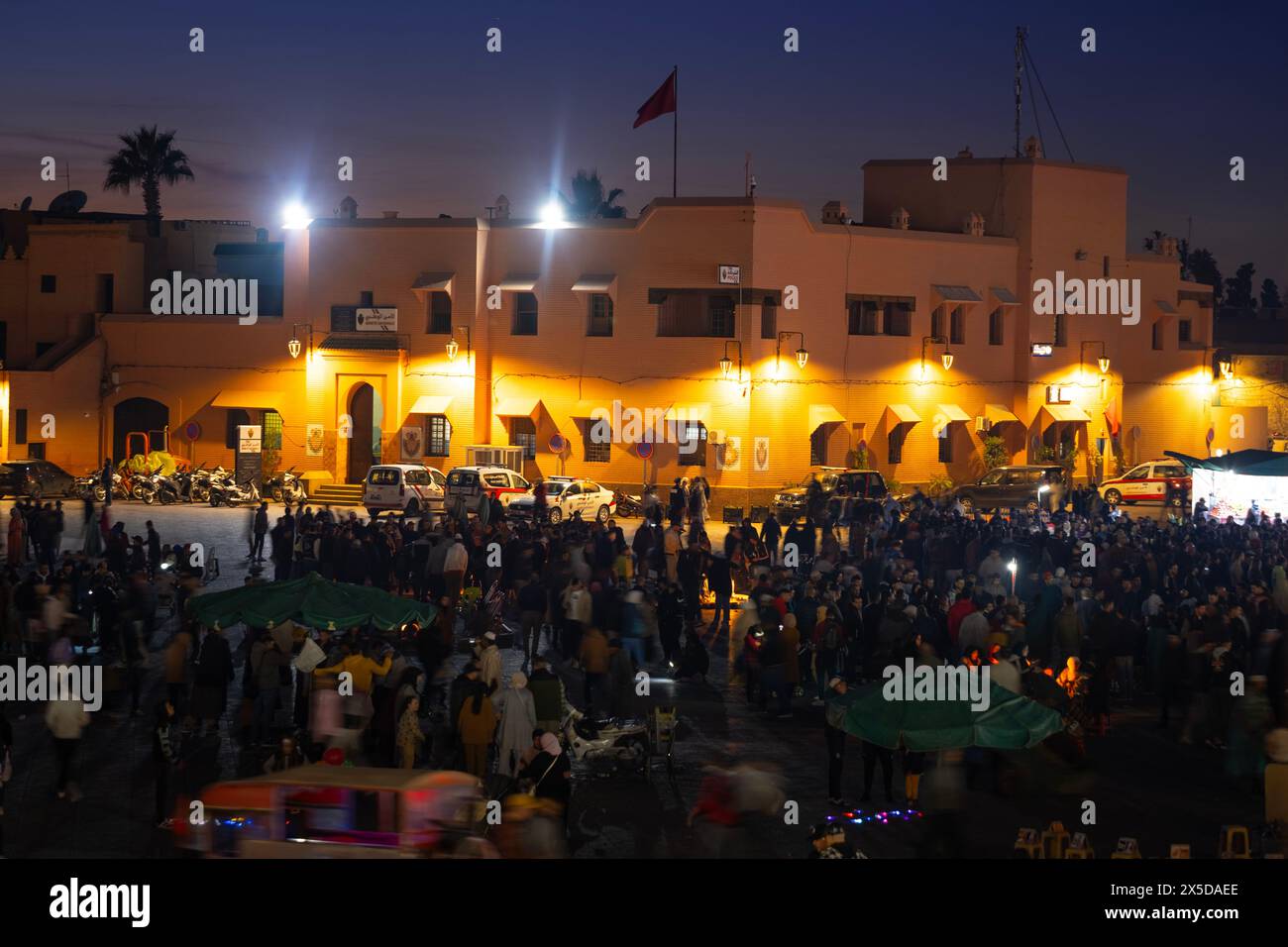 Folle di turisti sulle antiche strade di Marrakech di notte, Piazza Jamaa el Fna, tradizione e antiche usanze del Marocco, ricchezza culturale, Marrakech, Mo Foto Stock