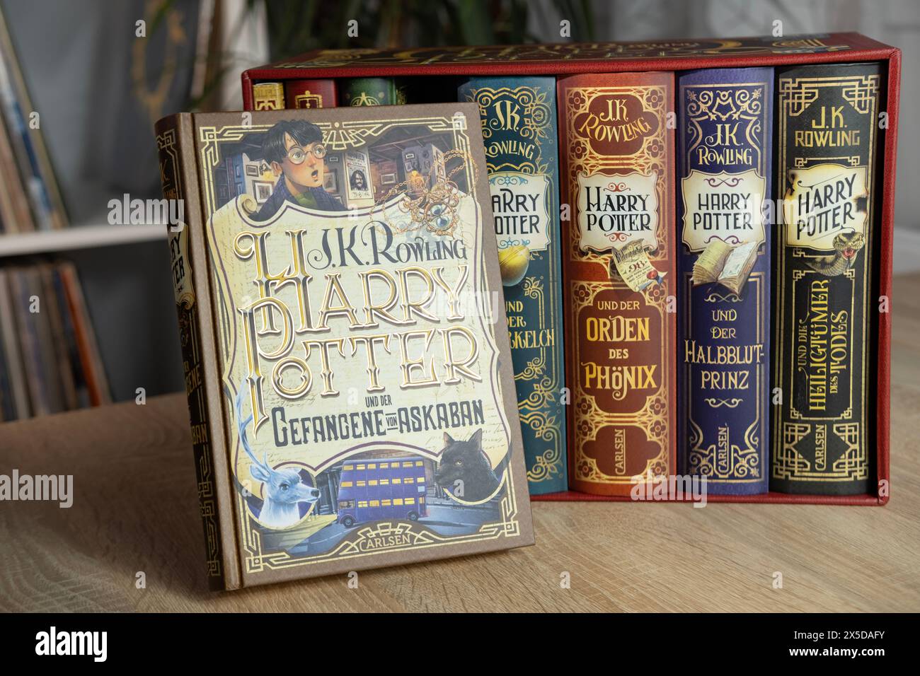 I libri di Harry Potter di J.K. Rowling in varie edizioni, evocano sensazioni meraviglia ed eccitazione per lettori di tutte le età, e celebrano il potere l'immaginazione e. Foto Stock