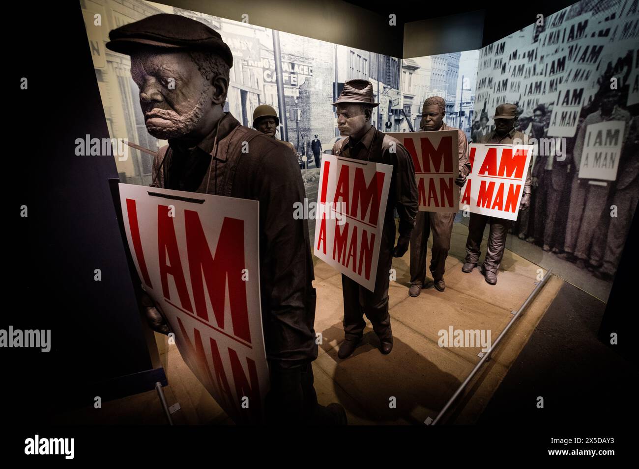 Rappresentazione dello sciopero dei lavoratori sanitari che ha portato il dottor Martin Luther King Jr. A Memphis, Tennessee, al National Civil Rights Museum. Foto Stock
