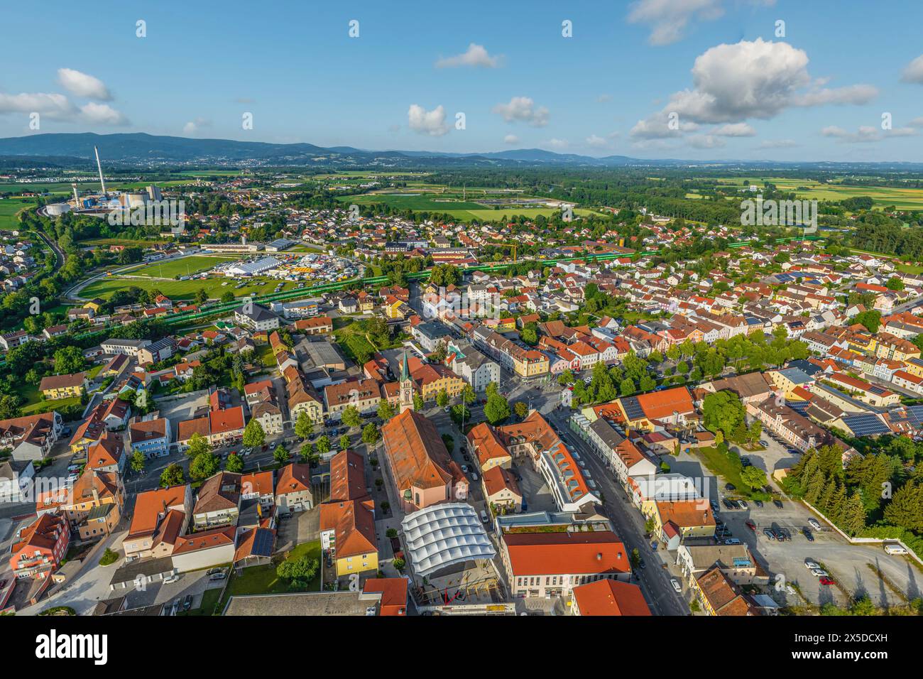 Vista di Plattling sull'Isar nella bassa Baviera in una soleggiata serata estiva Foto Stock