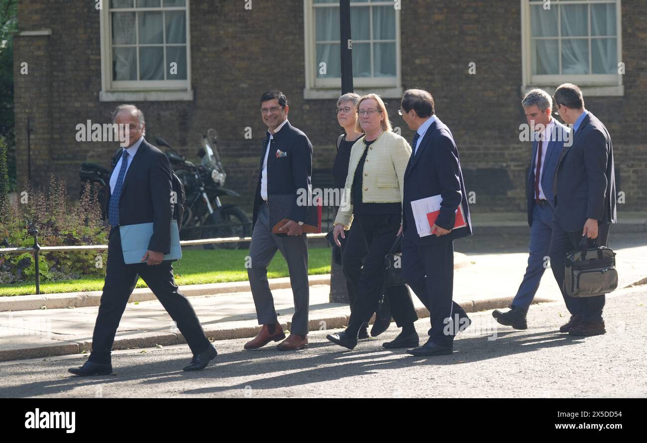 I leader universitari arrivano a Downing Street, Londra, per un incontro al numero 10 per discutere gli sforzi per affrontare l'antisemitismo nel campus e proteggere gli studenti ebrei. Data foto: Giovedì 9 maggio 2024. Foto Stock