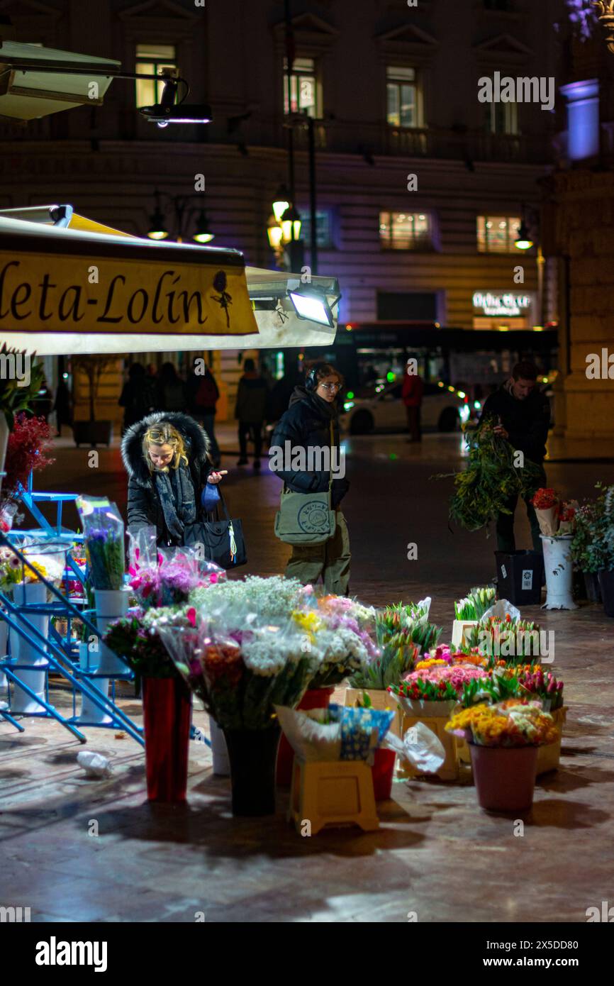 Valencia, Spagna. 23 gennaio 2023 - uno dei tanti negozi di fiori di strada nella piazza del municipio, uno spazio utilizzato per decenni per questi negozi Foto Stock