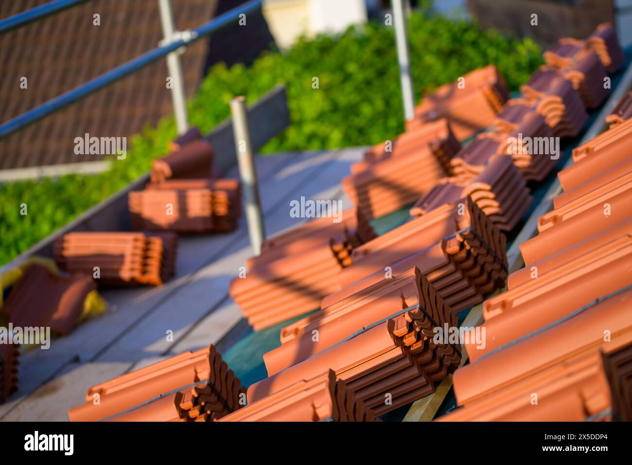 Tegole a rullo singolo Red Clay pronte per essere montate sul telo in feltro e sul telo in listello Foto Stock
