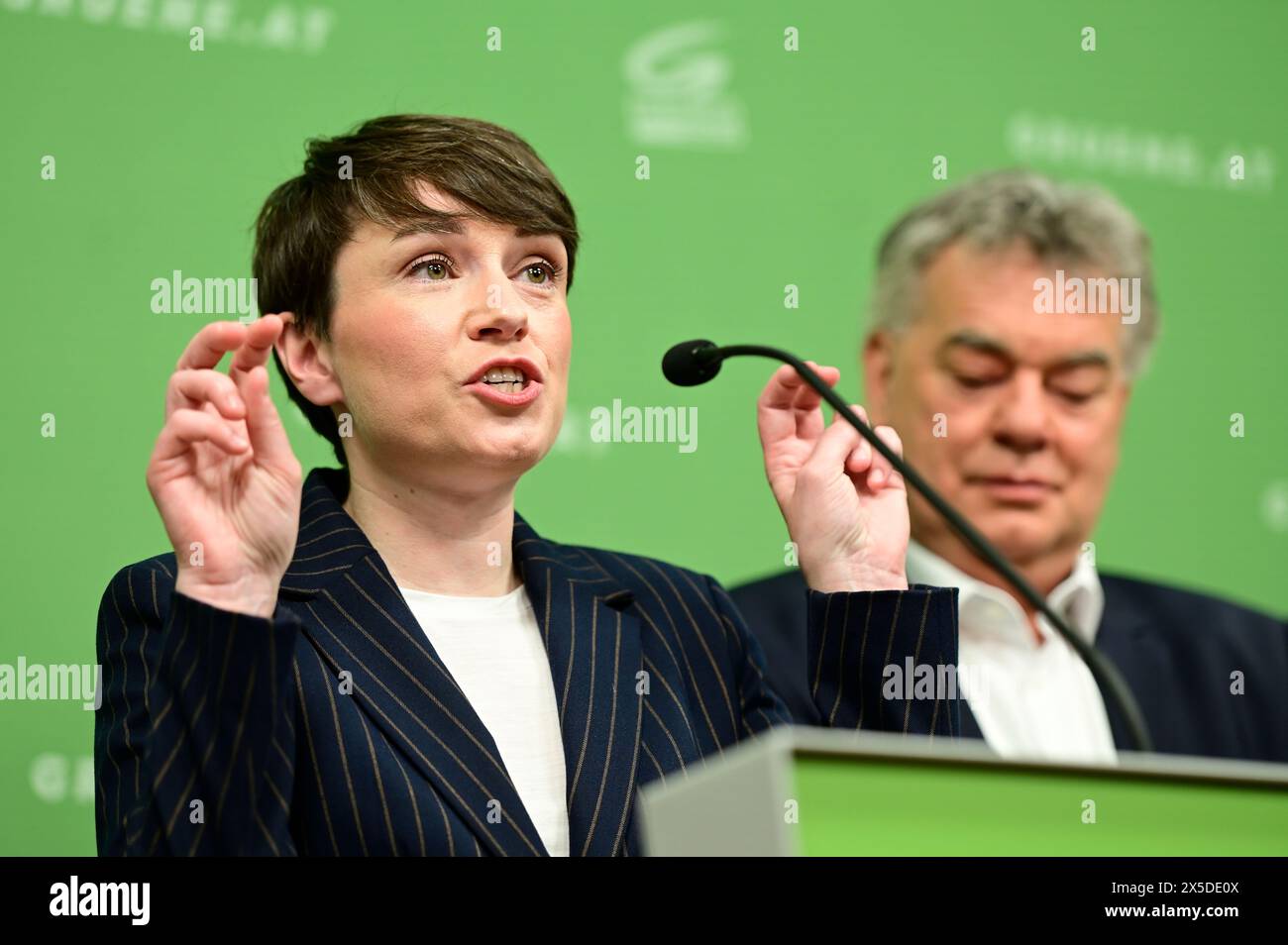 Vienna, Austria. 8 maggio 2024. I Verdi hanno tenuto una conferenza stampa per commentare l'attuale notizia della loro candidata principale Lena Schilling e la campagna elettorale dell'UE in corso. La foto mostra (L) Sigrid Maurer, presidente del gruppo parlamentare Verde e vice Cancelliere Werner Kogler (R) Foto Stock