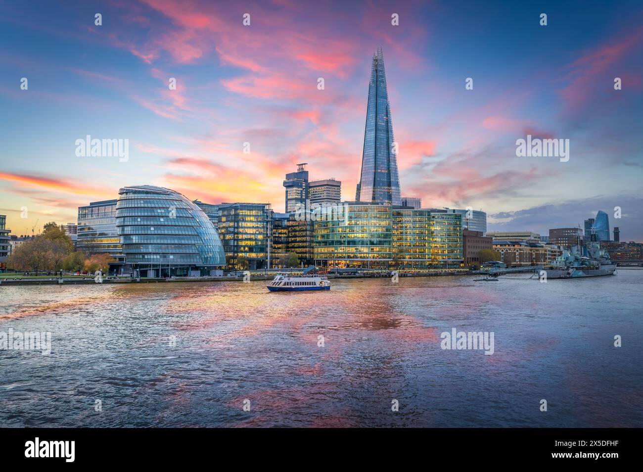 Scopri lo skyline mozzafiato di Londra con lo Shard e il fiume Tamigi. Questa splendida immagine cattura l'essenza dell'architettura moderna Foto Stock