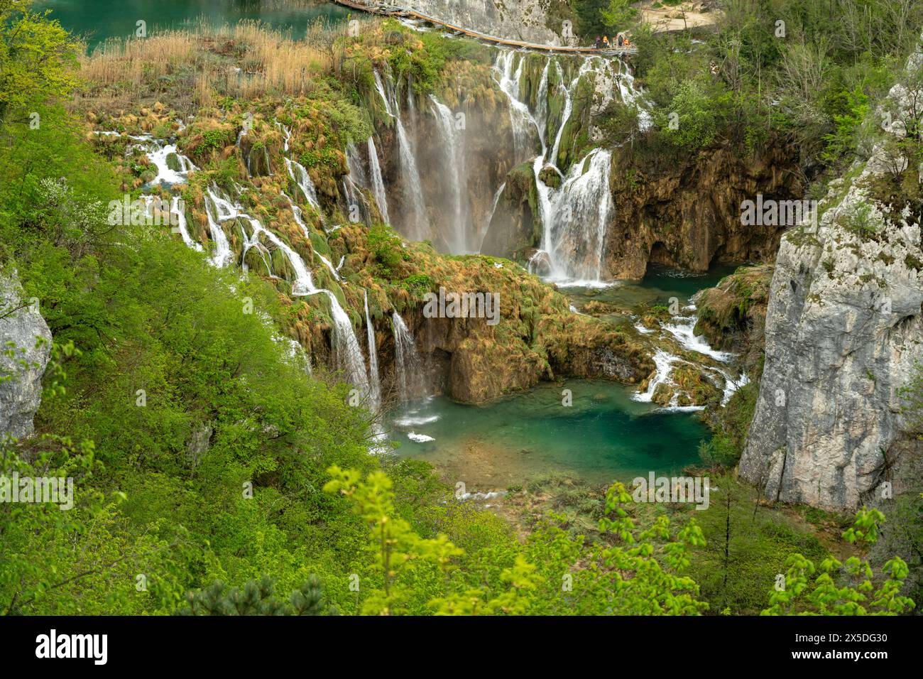 Der große Wasserfall Veliki slap im Nationalpark Plitvicer Seen, Kroatien, Europa | la grande cascata Veliki slap, Plitvice Lakes National Park, CR Foto Stock